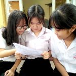 Học sinh bàn luận về đề thi