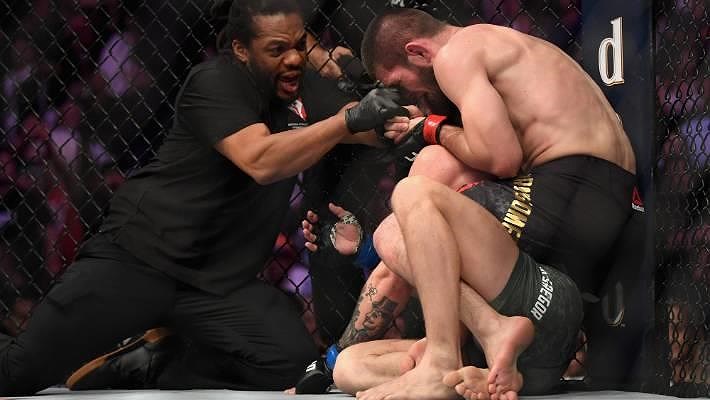 McGregor buông cờ trắng và gõ tay xuống sàn sau đòn siết của Khabib